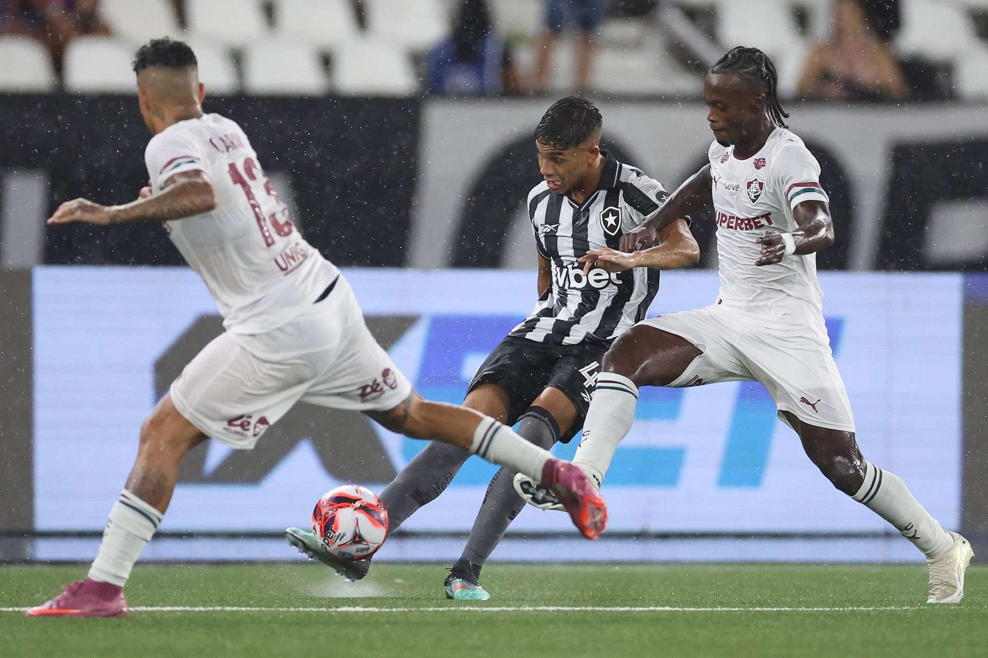 Botafogo e Fluminense disputaram o clássico no Nilton Santos - Vitor Silva / Botafogo