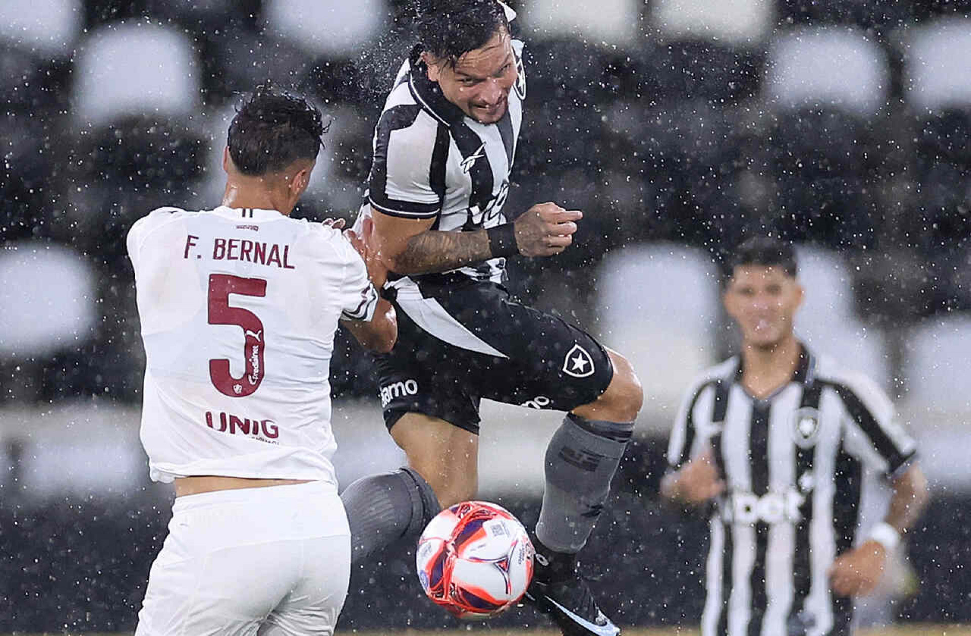 Debaixo de muita chuva, JK brilha e Fluminense vence o Botafogo