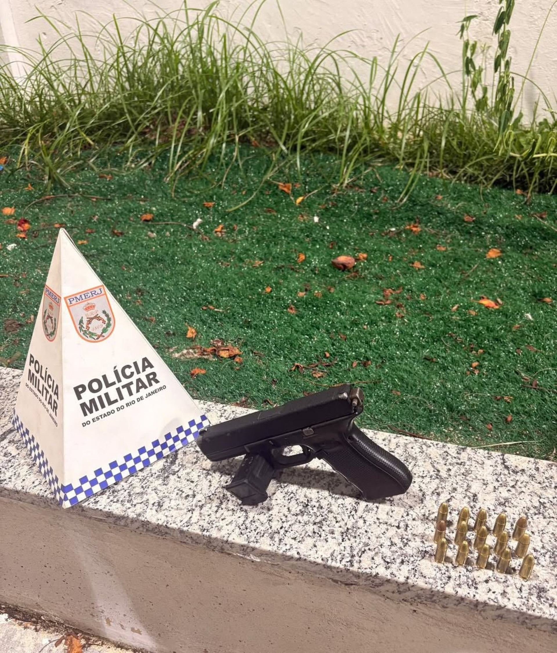 Pistola calibre 9mm que teria sido usada no ataque às vítimas