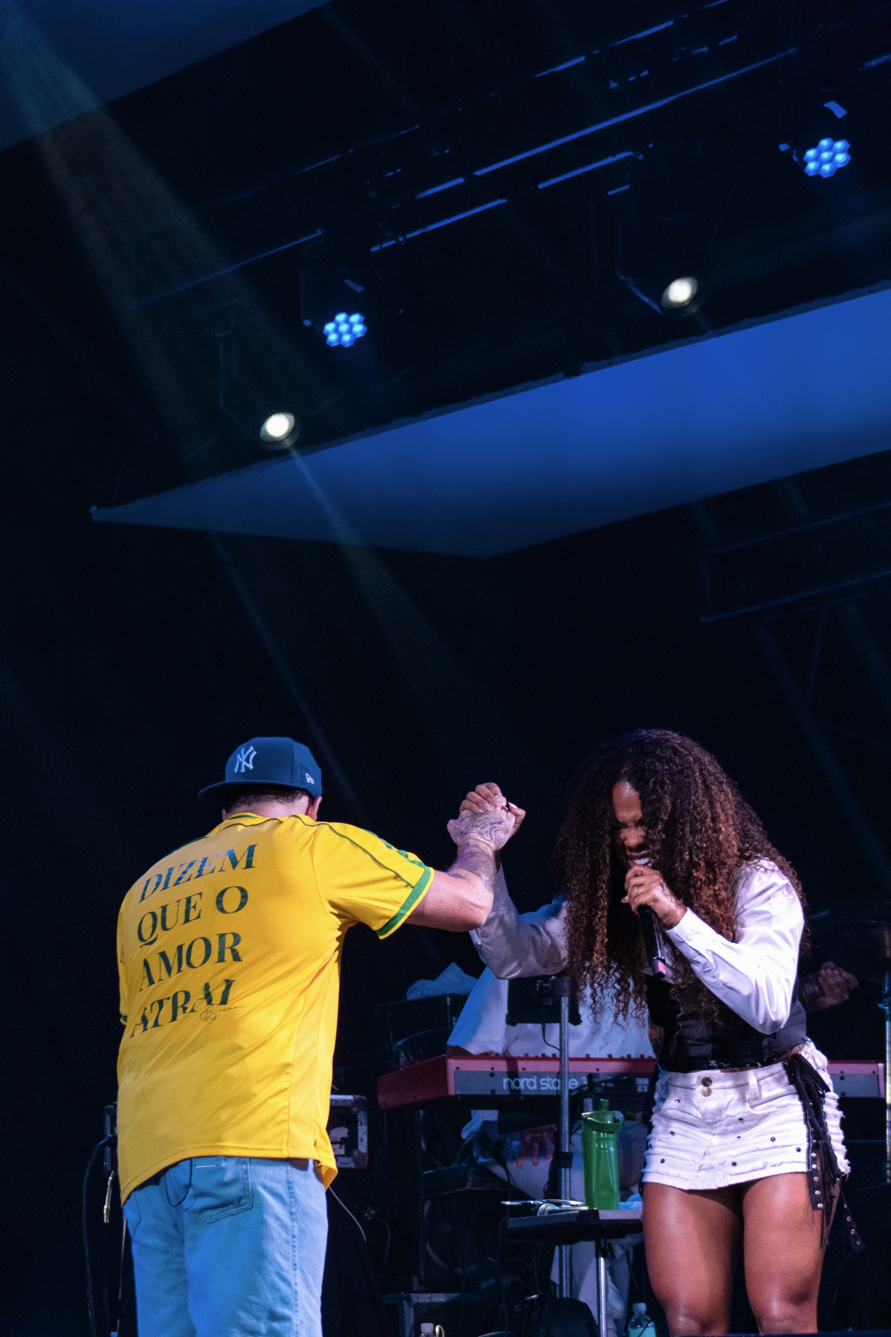 Marvvila sobe ao palco com Ferrugem em Copacabana - Andrey Lenns / Divulgação
