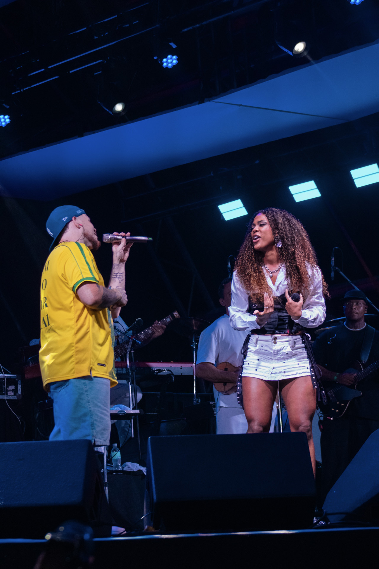 Marvvila sobe ao palco com Ferrugem em Copacabana - Andrey Lenns / Divulgação