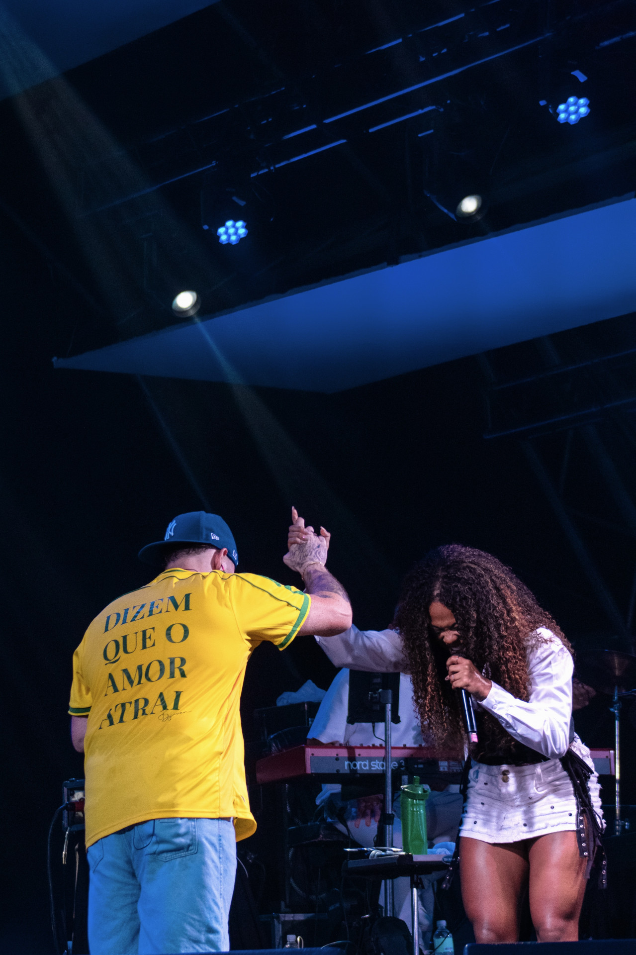 Marvvila sobe ao palco com Ferrugem em Copacabana - Andrey Lenns / Divulgação