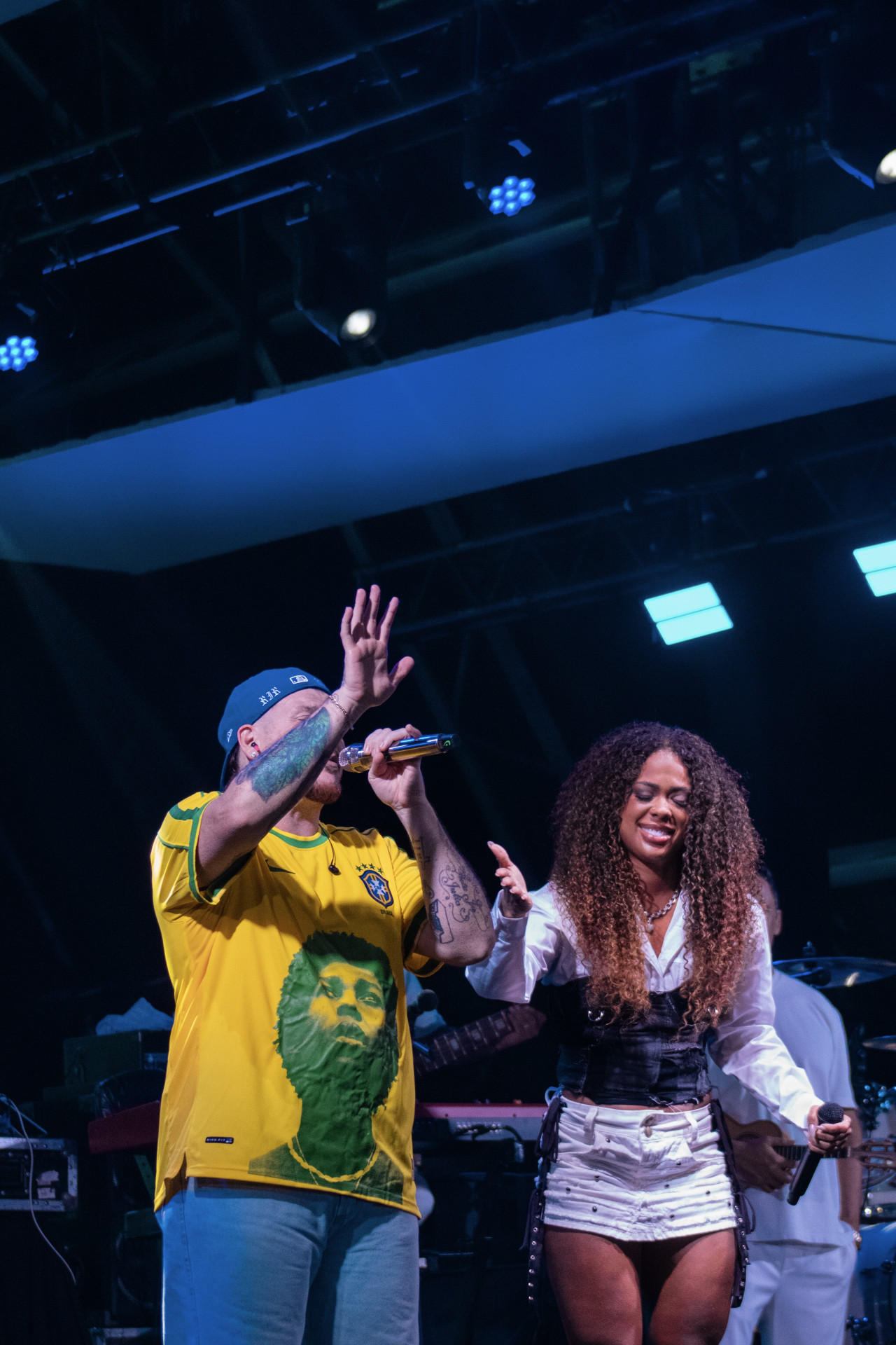 Marvvila sobe ao palco com Ferrugem em Copacabana - Andrey Lenns / Divulgação