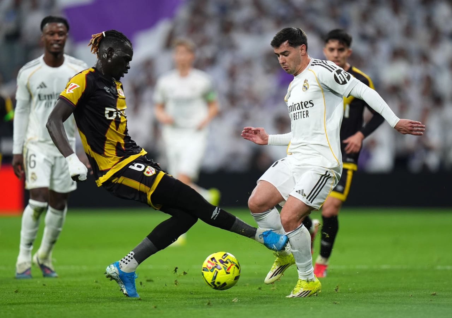 Real Madrid supera o Rayo Vallecano nos acr&eacute;scimos. Vini marca