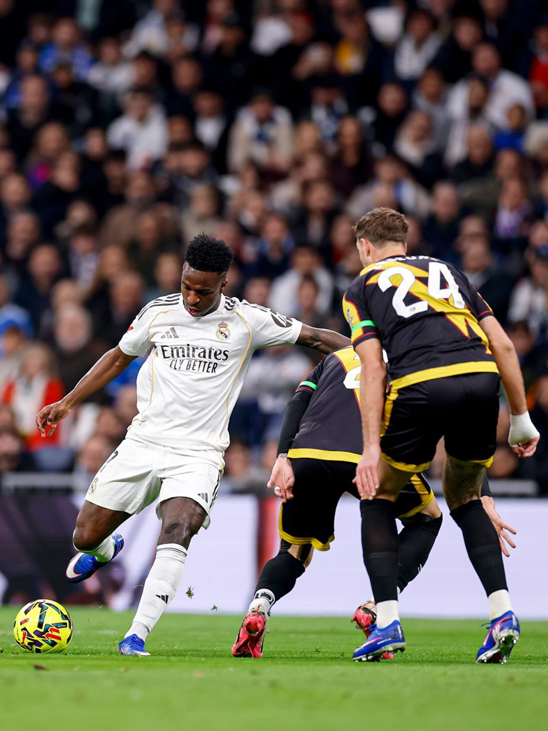 Vinicius Jr marcando gol a favor do Real Madrid