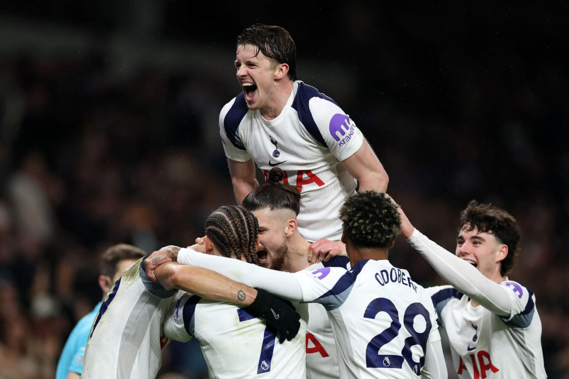 Tottenham, com gol inacredit&aacute;vel, empata com o Manchester City