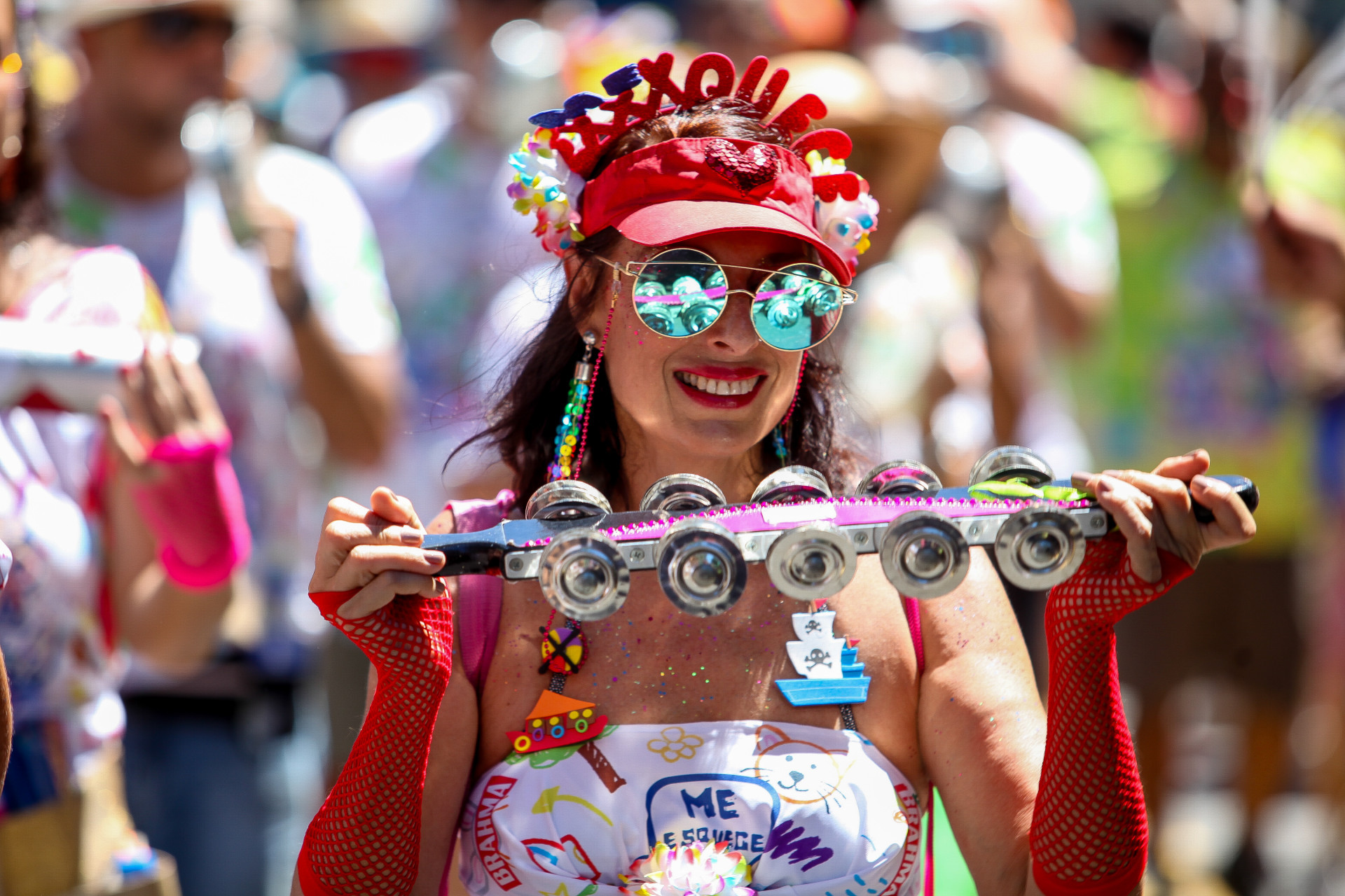 Foliã tocando chocalho no bloco - Gustavo Stephan / Riotur