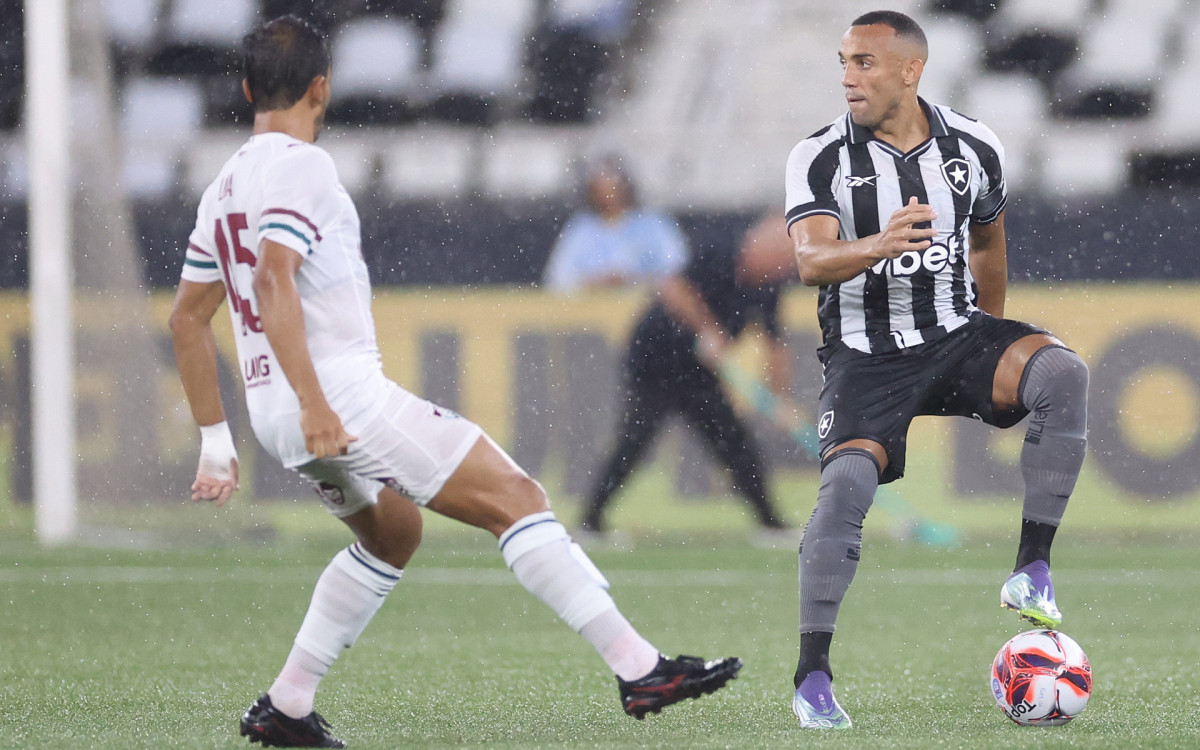 Marçal em ação pelo Botafogo no clássico com o Fluminense, pelo Campeonato Carioca