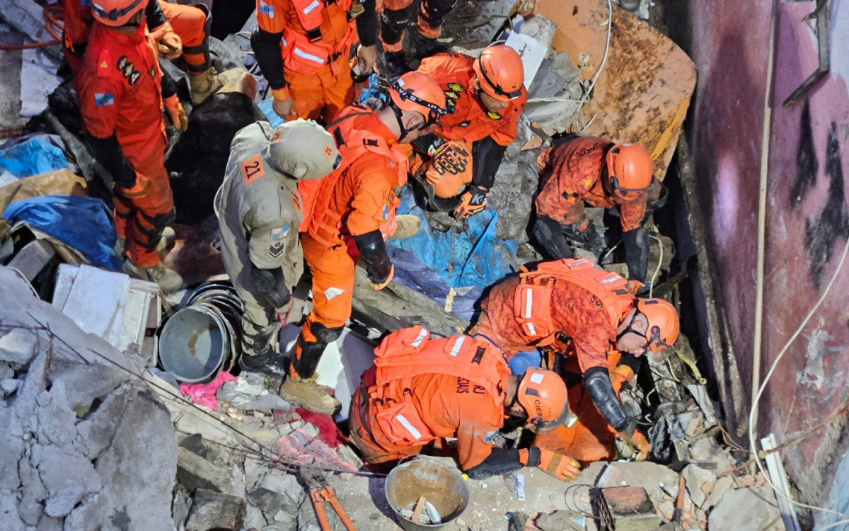 Bombeiros atuam no local desde a madrugada desta segunda  - Divulgação