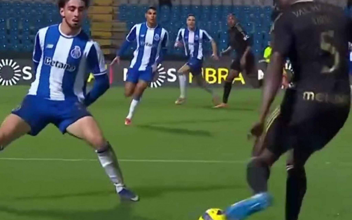 Casa Pia acaba com a invencibilidade do l&iacute;der Porto; Sporting agradece