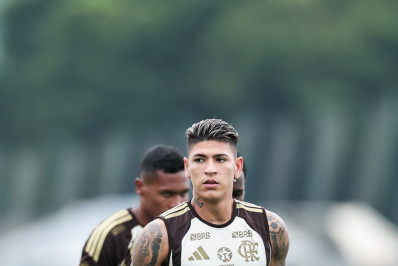 Carrascal volta aos treinos no Flamengo e fica à disposição no Brasileirão