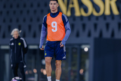 Torcida do Al-Nassr canta nome de Cristiano Ronaldo após ausência por impasse