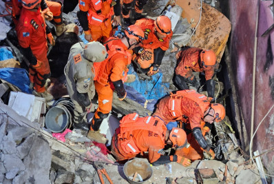 Mulher morre e filha é resgatada com vida durante desabamento de casas no Maracanã