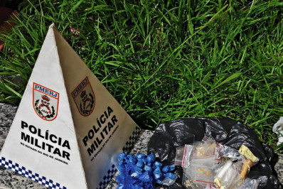 Denúncia leva PM a apreender drogas em área residencial de Macaé