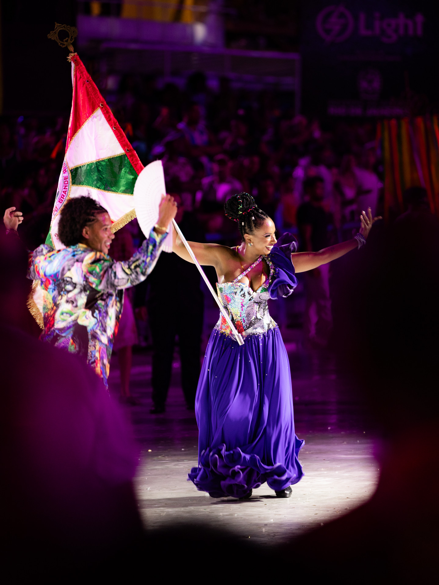 Mestre-sala e porta-bandeira, Daniel Werneck e Taciana Couto, passaram pela Avenida com a Grande Rio - Vítor Melo/ Rio Carnaval