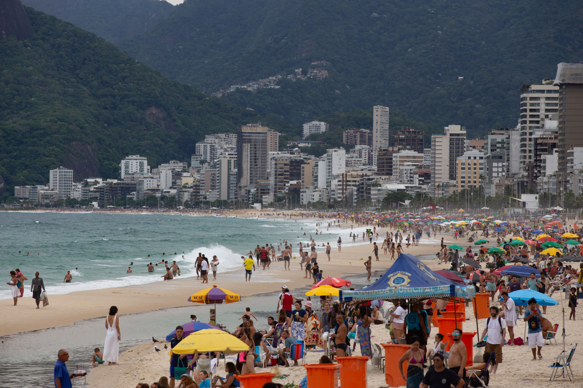 Movimentação na Praia de Ipanema e Arpoador, na zona sul do Rio de Janeiro, nesta segunda-feira (02).  - Érica Martin/Agência O Dia