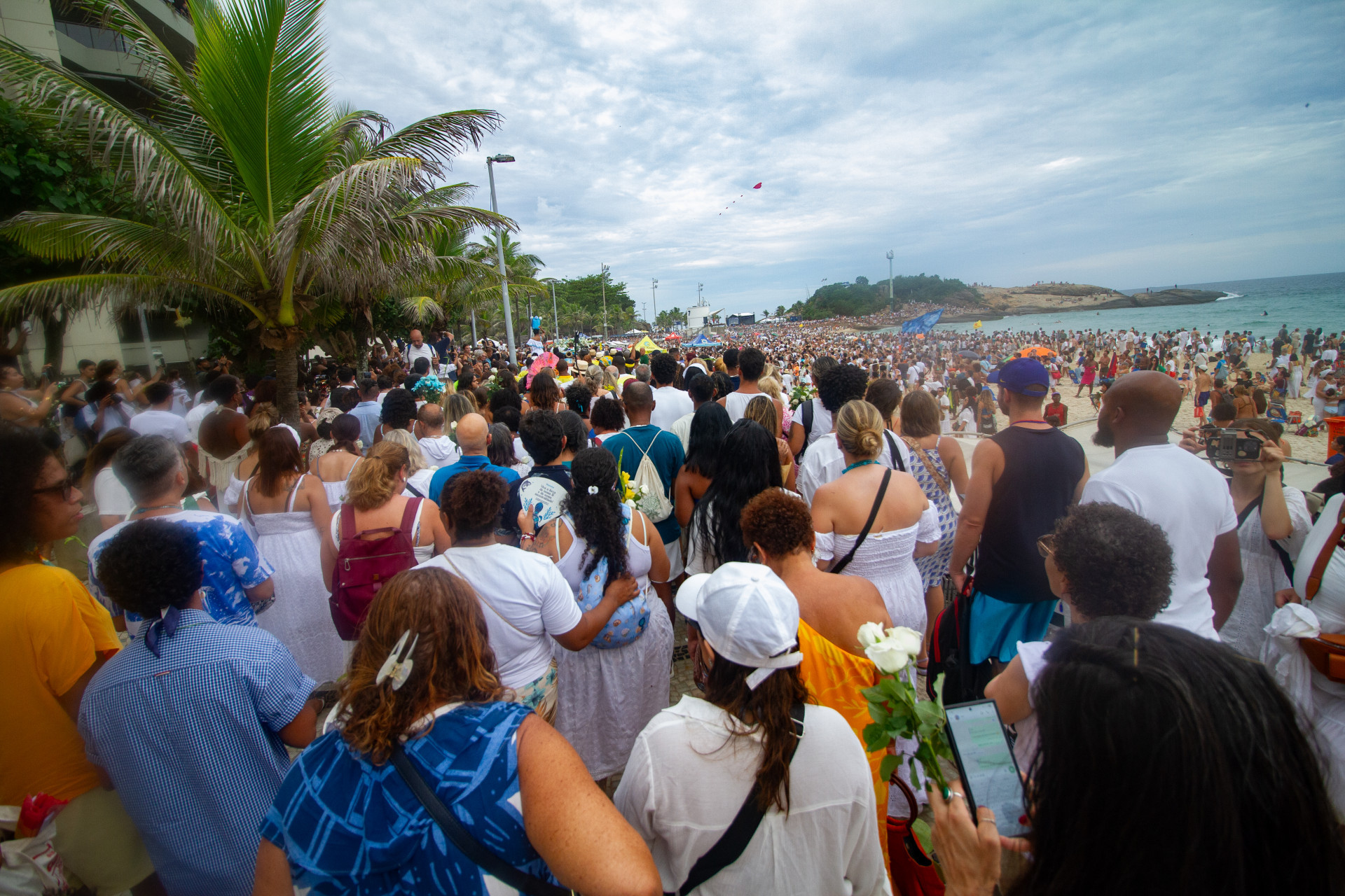 Cortejo de Iemanj&aacute; na Praia do Arpoador, Zona Sul do Rio, na tarde desta segunda-feira (2) - &Eacute;rica Martin/Ag&ecirc;ncia O Dia