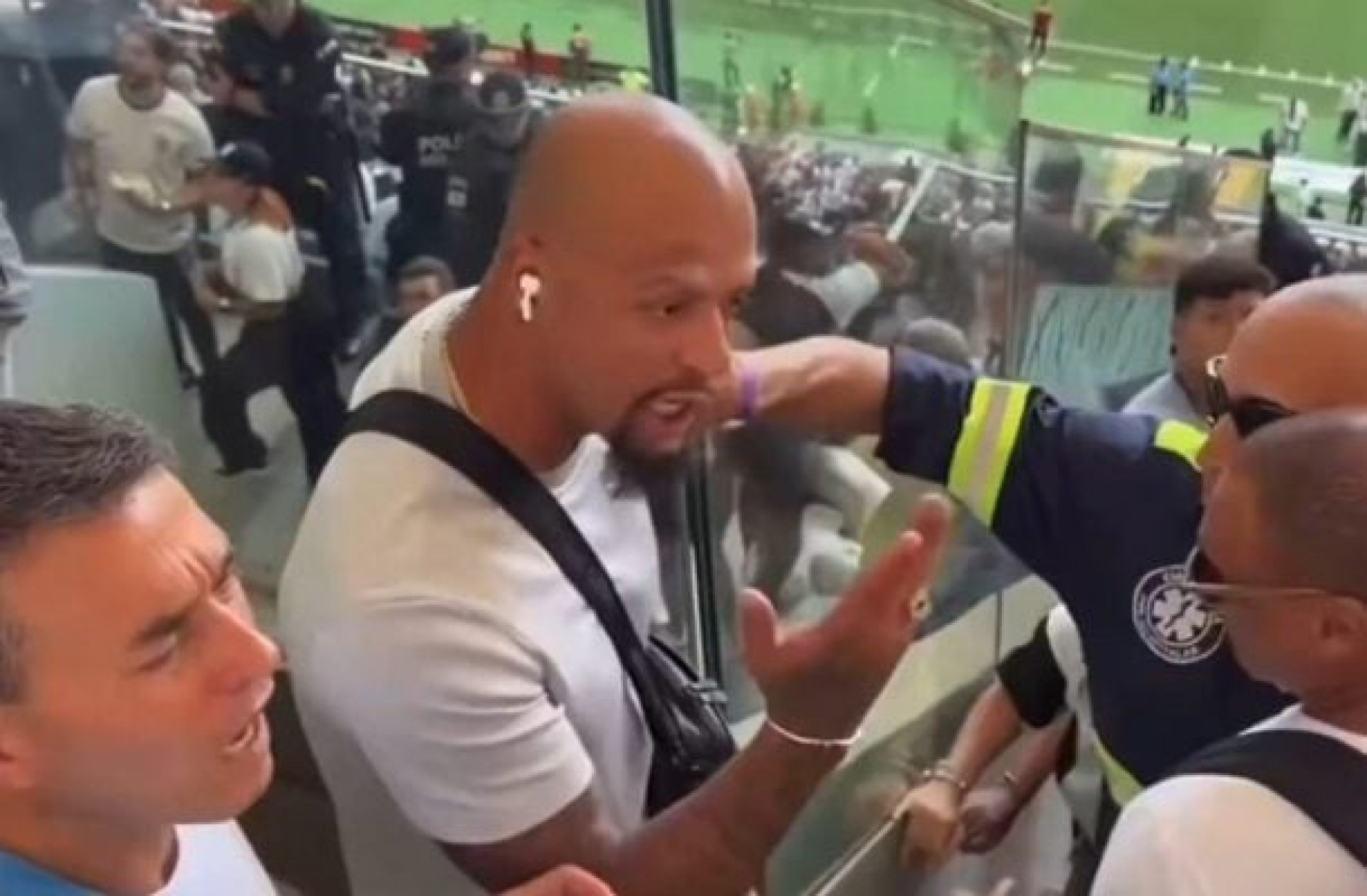 V&iacute;deo! Leitura labial detalha rea&ccedil;&atilde;o de Felipe Melo, da Globo, em discuss&atilde;o com corintianos