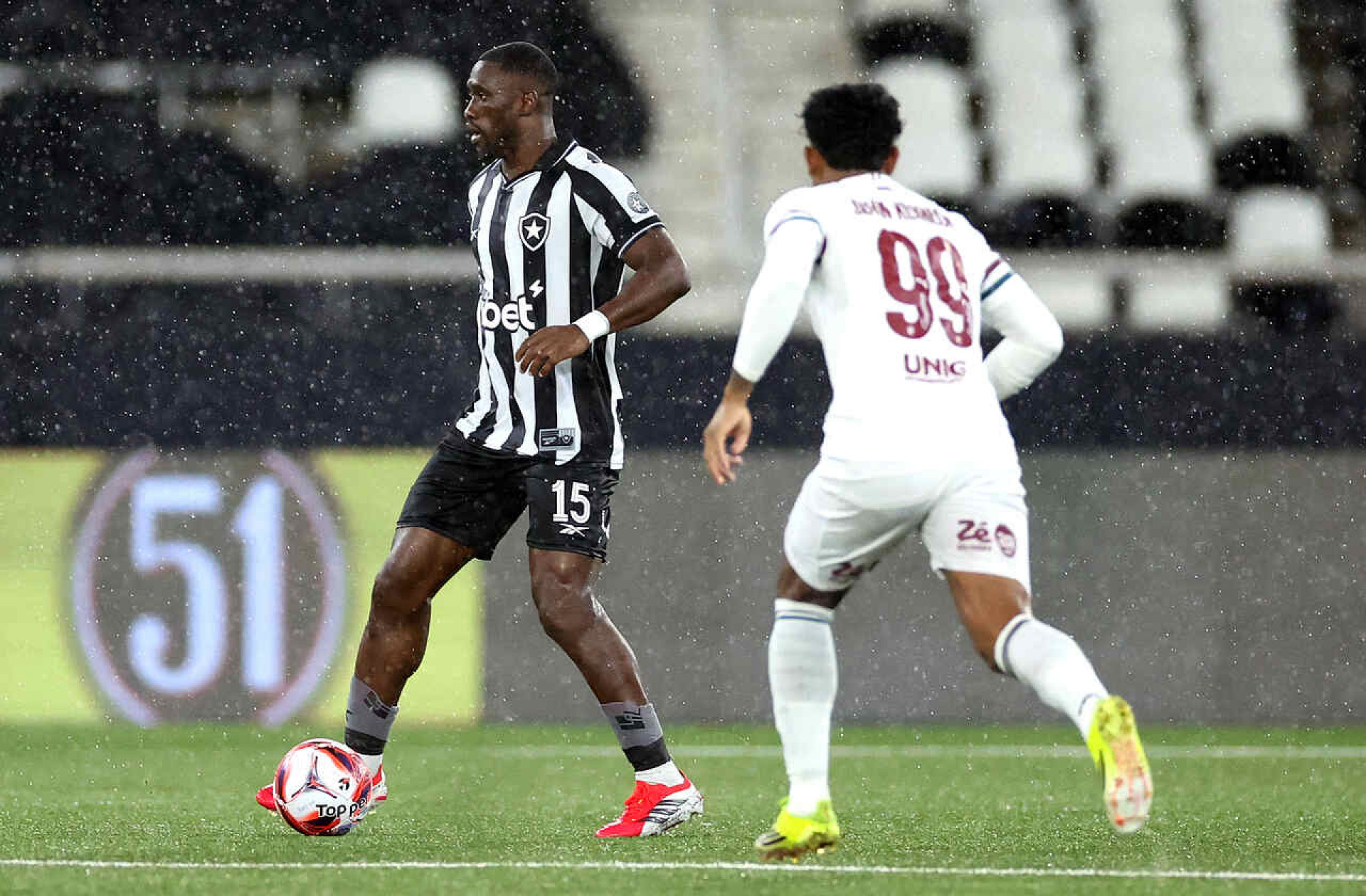 Bastos volta a campo ap&oacute;s um ano e completa os 90 minutos