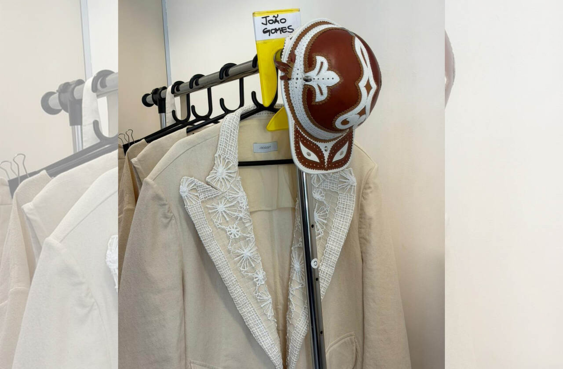 Jo&atilde;o Gomes chama aten&ccedil;&atilde;o com casaco do Santos e embaixadinhas ap&oacute;s show na Supercopa