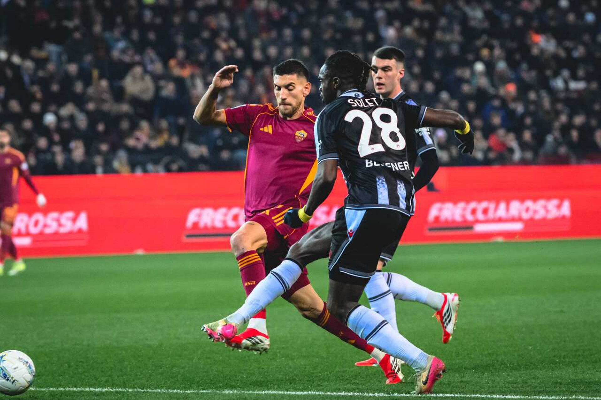 Udinese vence a Roma no Italiano e tira rival do G4