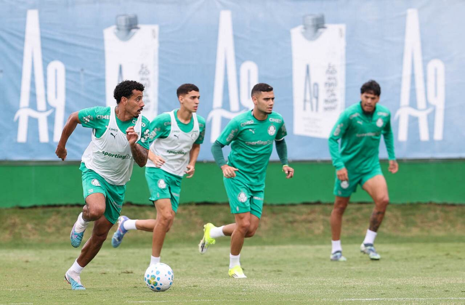 Lucas Evangelista treina e est&aacute; pr&oacute;ximo de voltar ao Palmeiras