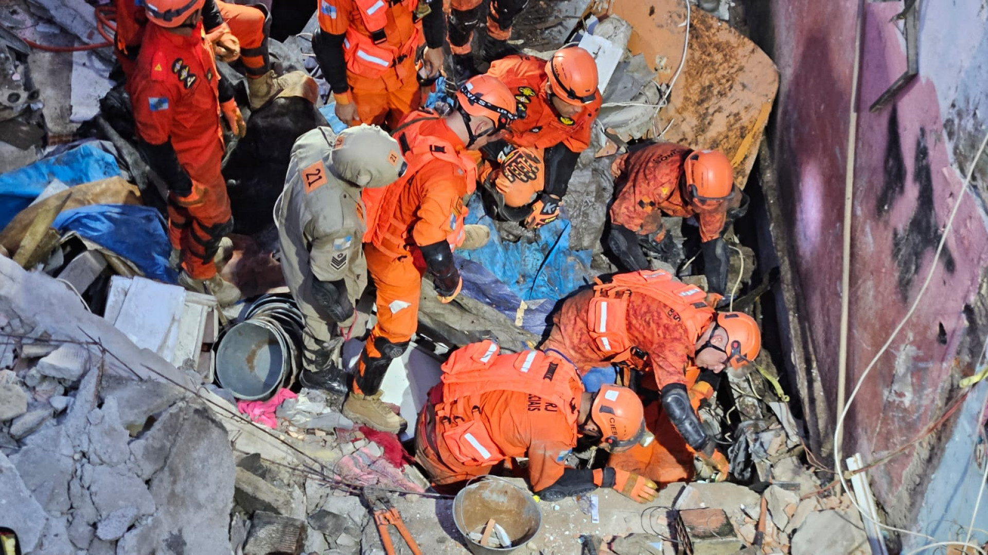 Bombeiros atuam no local desde a madrugada desta segunda 