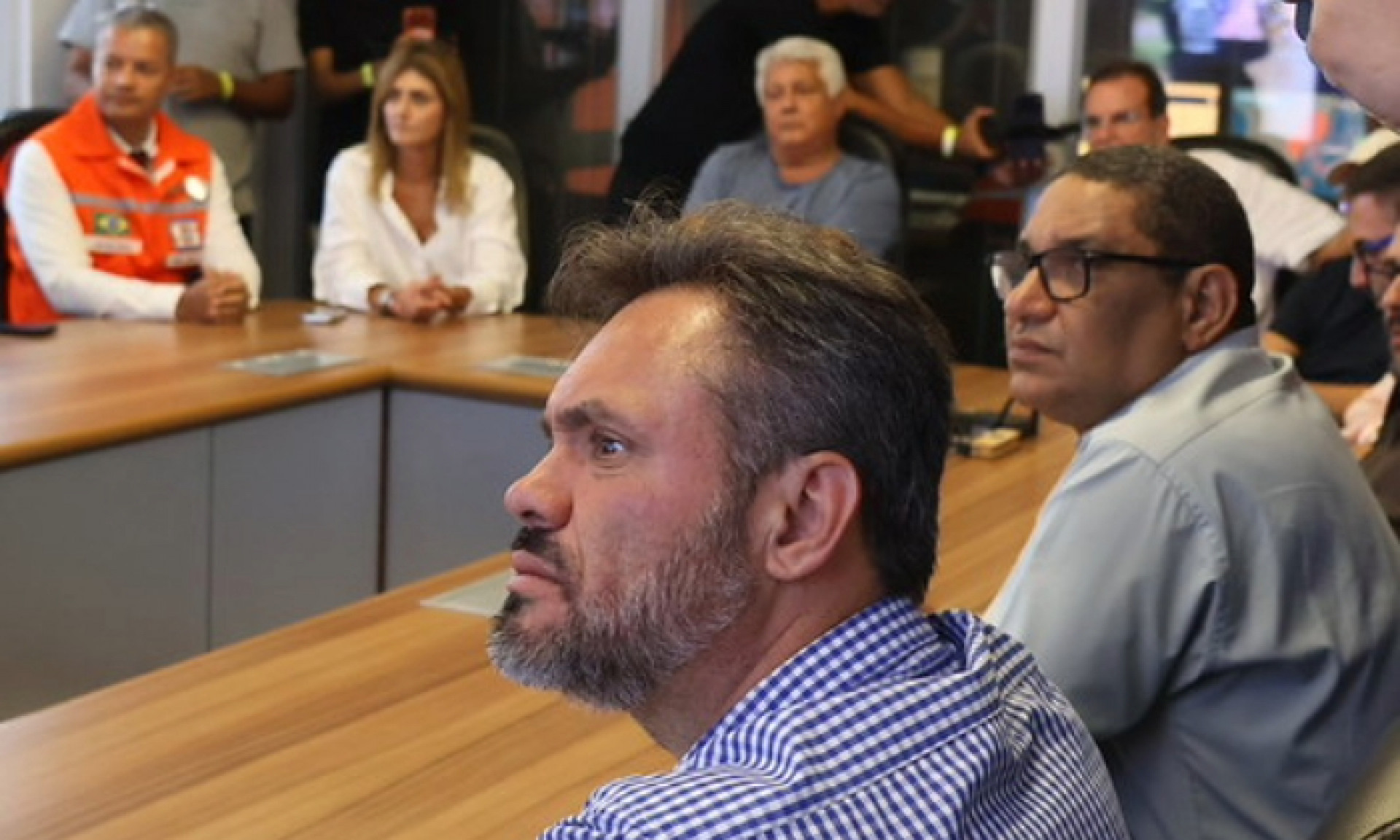 Secret&aacute;rio de Defesa Civil de Angra, F&aacute;bio J&uacute;nior  (E), deputada C&eacute;lia Jord&atilde;o, prefeito Ferreti, Eduardo Paes e o secret&aacute;rio de Seguran&ccedil;a P&uacute;blica, Douglas Barbosa - Divulga&ccedil;&atilde;o/PMAR