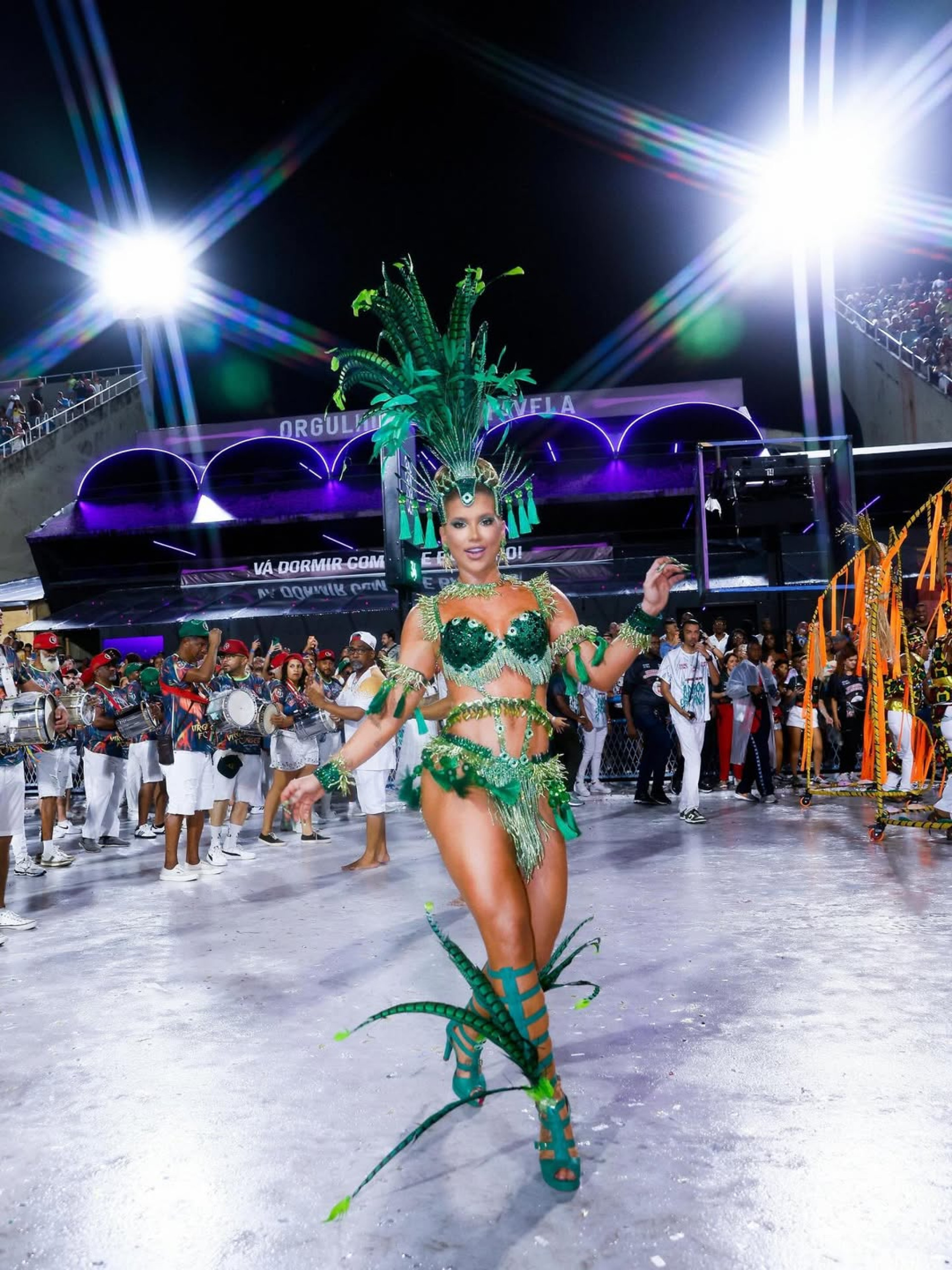 Virginia dividiu com seguidores fotos do ensaio t&eacute;cnico na Sapuca&iacute;  - Reprodu&ccedil;&atilde;o/Instagram 