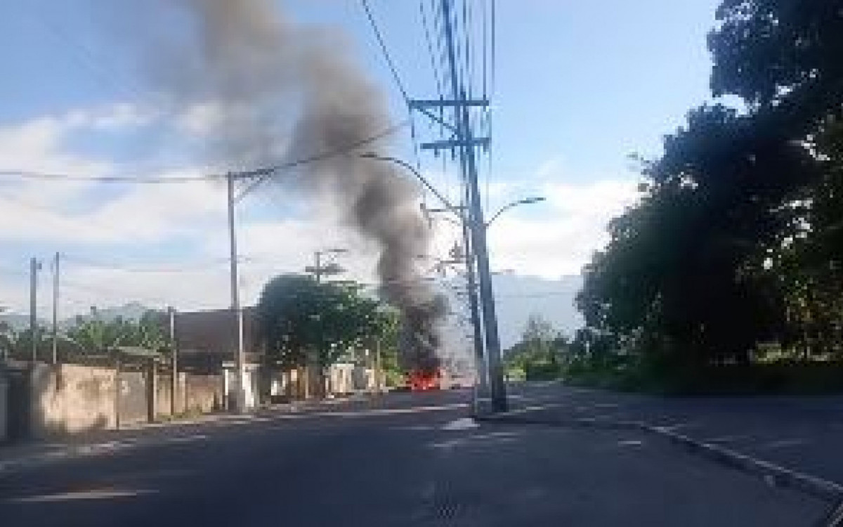 Barricadas em chamas em Duque de Caxias - Reprodução