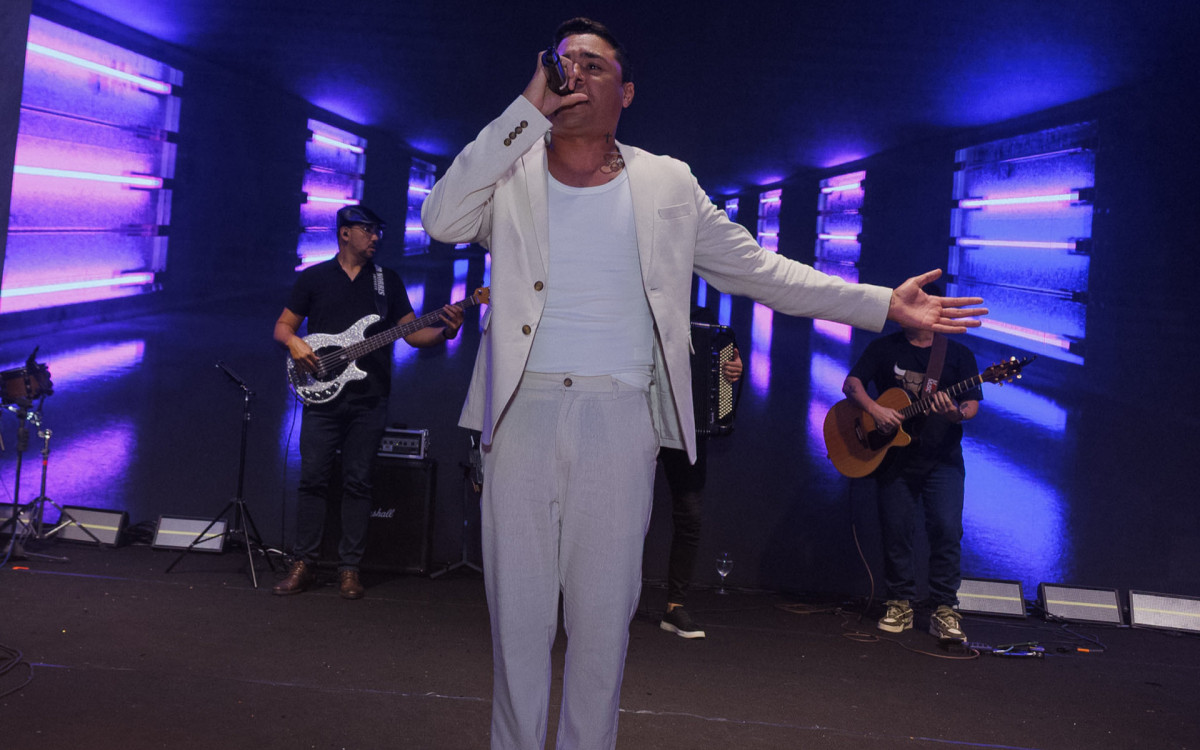 Felipe Amorim canta em festa de Camila Loures