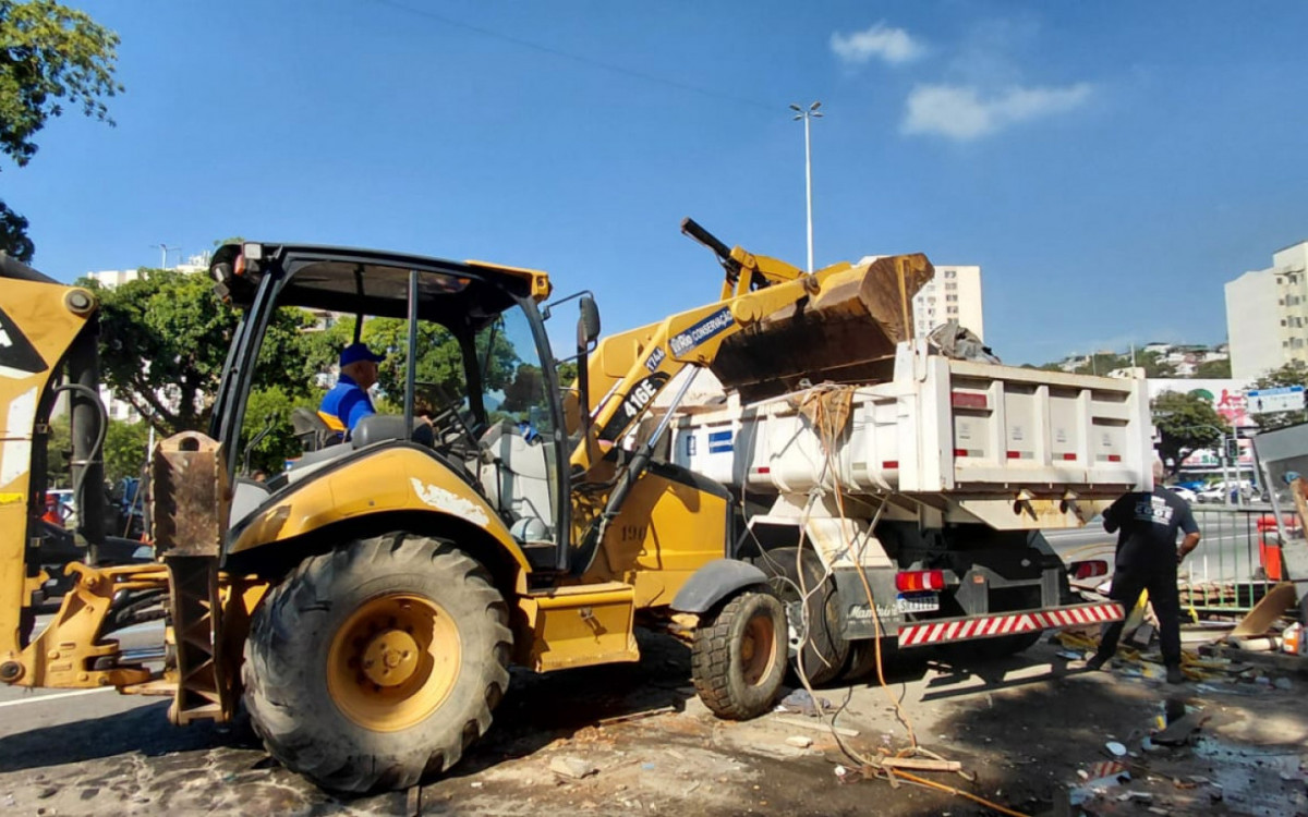 Equipes da Secretaria de Conservação atuam na demolição de imóveis na favela do metrô