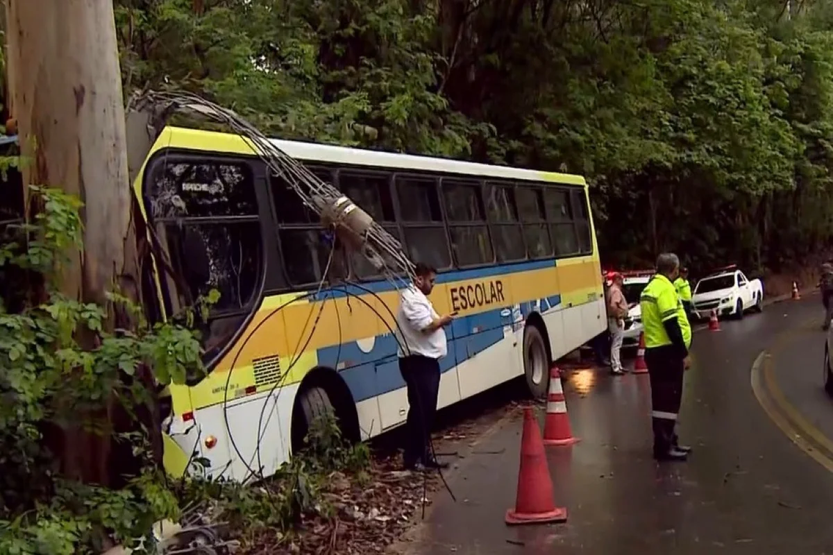 Ônibus escolar bate em poste e deixa ao menos sete feridos