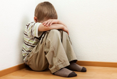 França acusa dez homens por drogar e estuprar menino de 5 anos