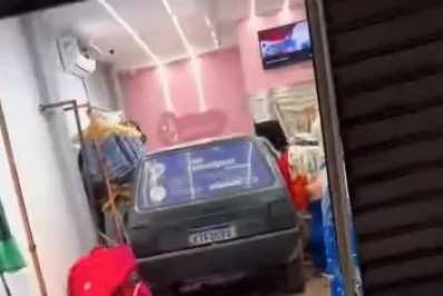 Carro invade e destrói loja de moda feminina no Centro de Araruama