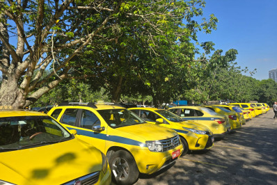 Taxistas fazem carreata e tentam entregar pauta de reivindicações a Eduardo Paes