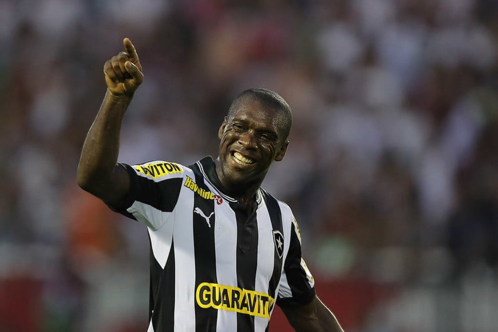 Seedorf v&ecirc; Botafogo no caminho certo e se declara: “Nilton Santos foi especial pra mim”