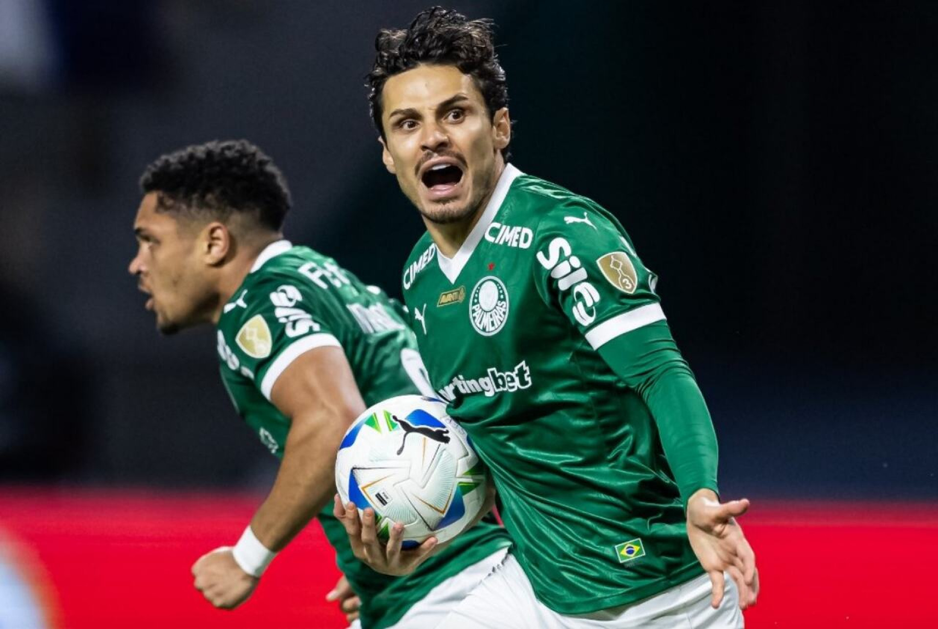 Lideran&ccedil;a, gols e t&iacute;tulos colocam Raphael Veiga na galeria de grandes &iacute;dolos do Palmeiras
