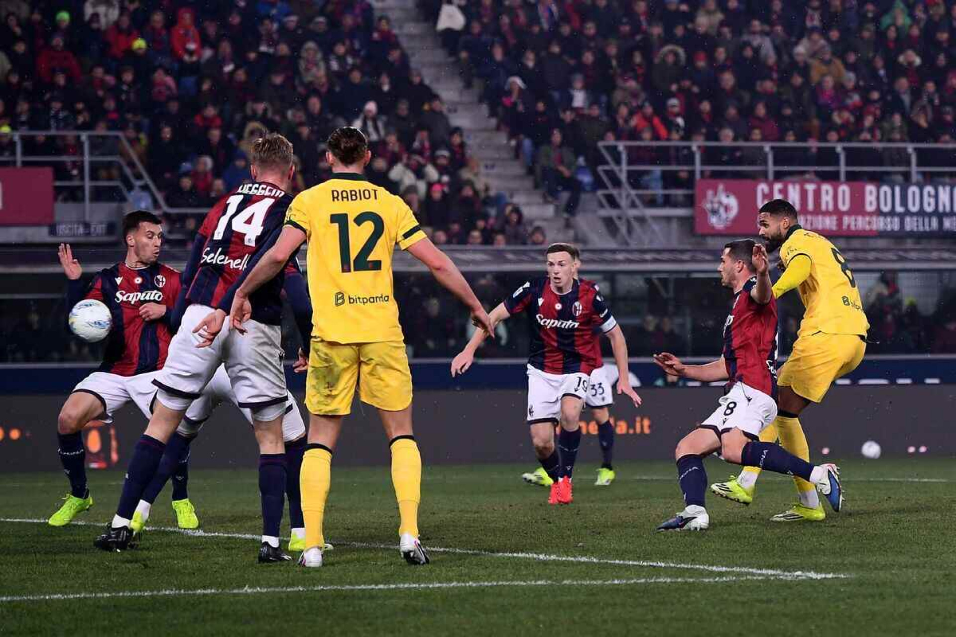 Milan vence o Bologna e encurta dist&acirc;ncia para a lideran&ccedil;a no Italiano
