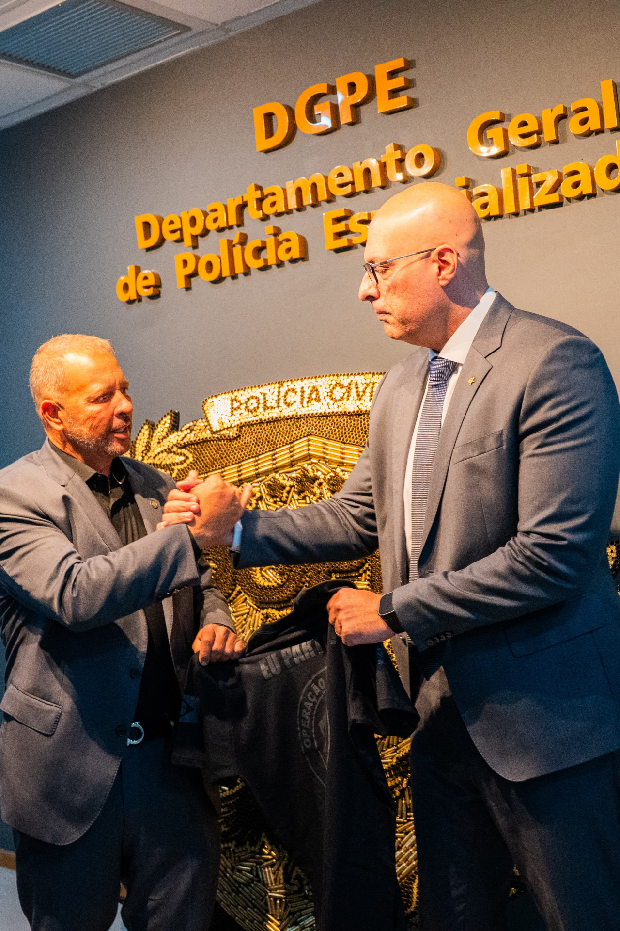 Deputado Guilherme Delaroli (E) esteve com o secretário de Polícia Civil, Felipe Curi, na manhã desta terça-feira (3), na Cidade da Polícia