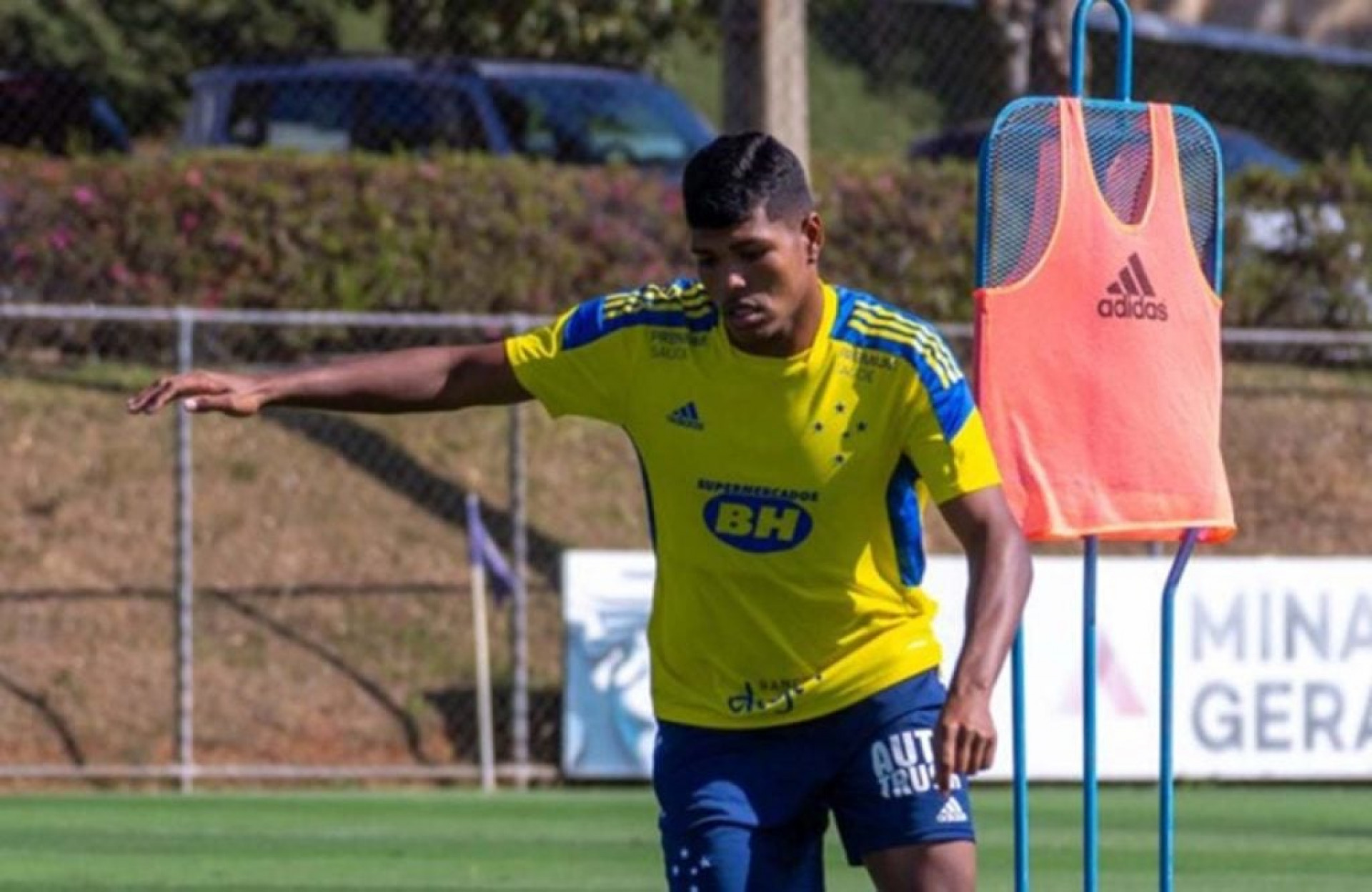 Ex-jogador do Cruzeiro morre ap&oacute;s ser baleado em Alagoas