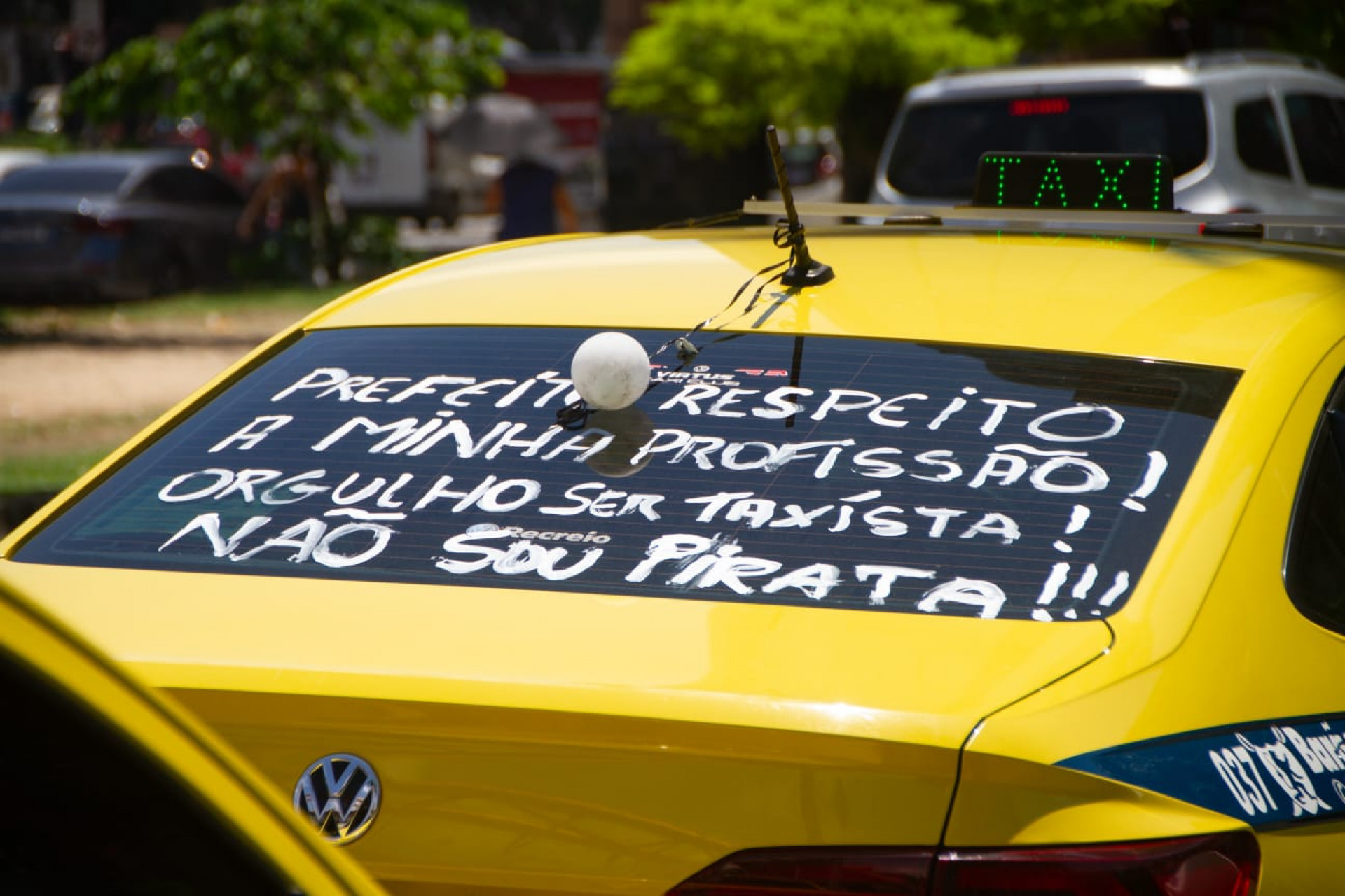 Protesto pedindo respeito à categoria escrito no vidro do carro - Érica Martin / Agência O Dia