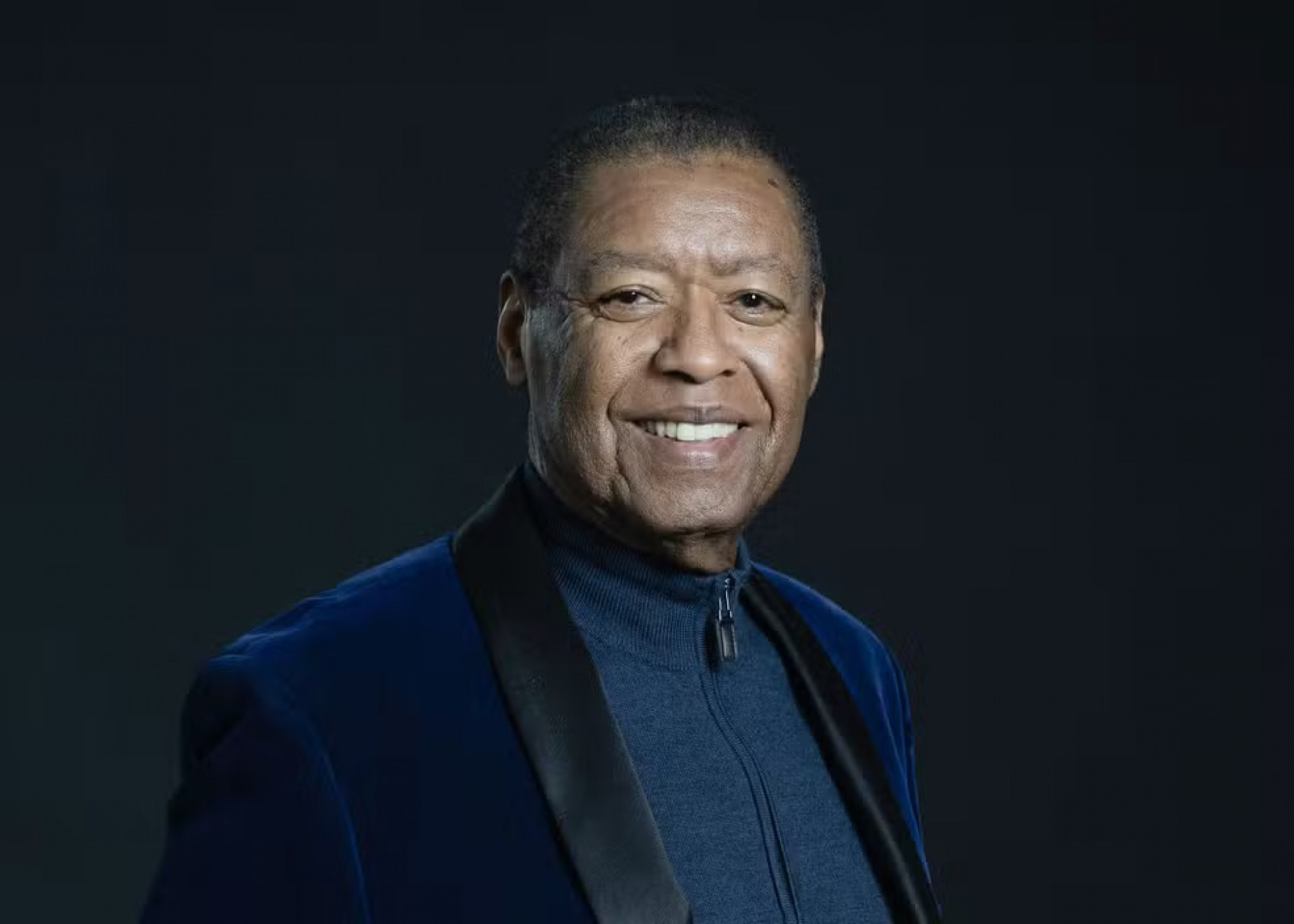 Morre Ron Kenoly, cantor gospel americano, aos 81 anos