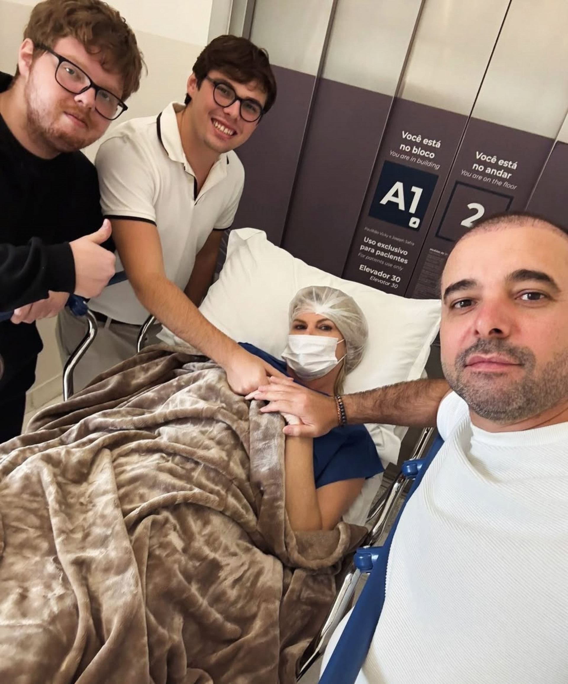 Val Marchiori com a família durante internação para cirurgia  - Reprodução/Instagram 