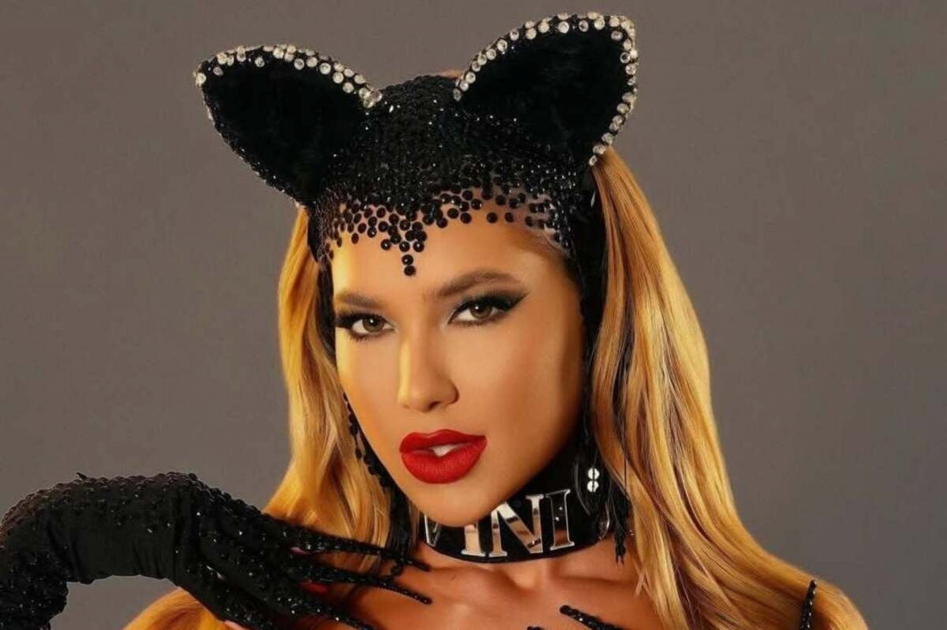 Virginia utiliza adere&ccedil;o com nome de Vini Jr em conjunto para o Carnaval; veja