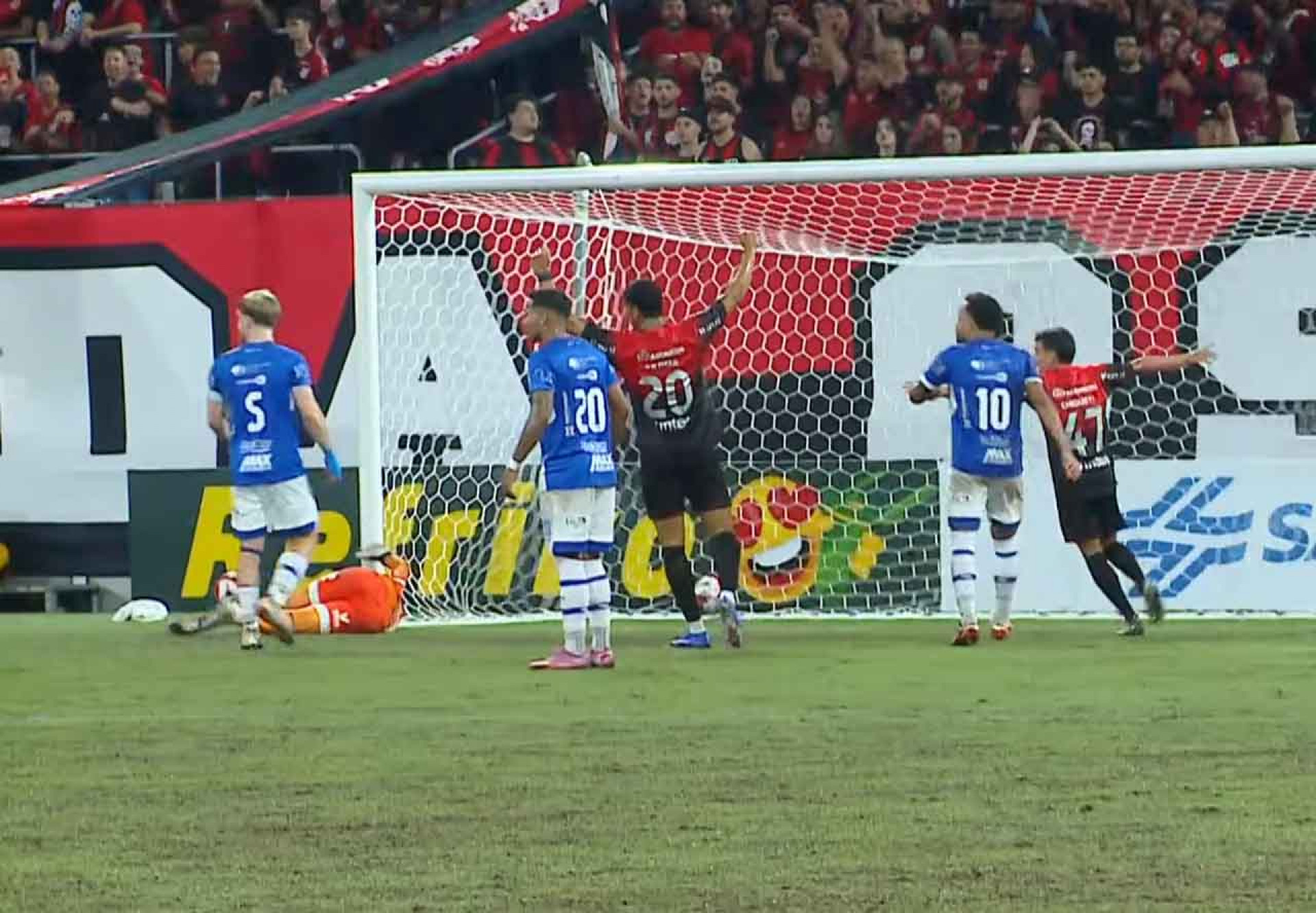 Athletico arrasa Foz do Igua&ccedil;u e encaminha vaga na semifinal do Paranaense