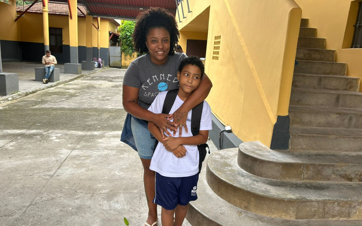 Ex-aluna, Ana Carolina levou o filho para o primeiro dia de aulas no GET Menezes Vieria   - Ana Fernanda Freire / Agência O Dia