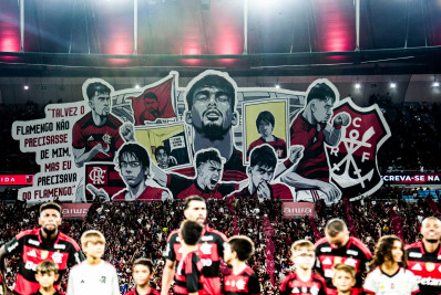 Torcida do Flamengo faz mosaico em homenagem a Lucas Paquetá