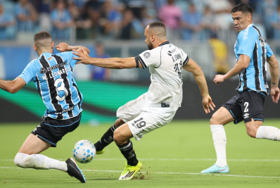 Botafogo sofre apagão no segundo tempo e é goleado pelo Grêmio no Brasileirão