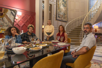 'Três Graças': Arminda mostra crueldade em jantar com Raul, Joélly e Jorginho